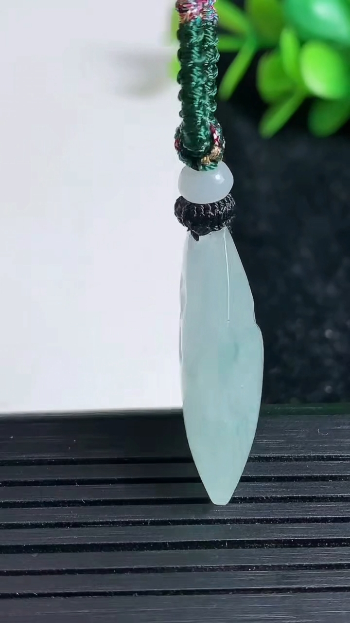 天然A货翡翠飘花原石吊坠尺寸26.4-17.9-8.6重量:7.42g
3月23日