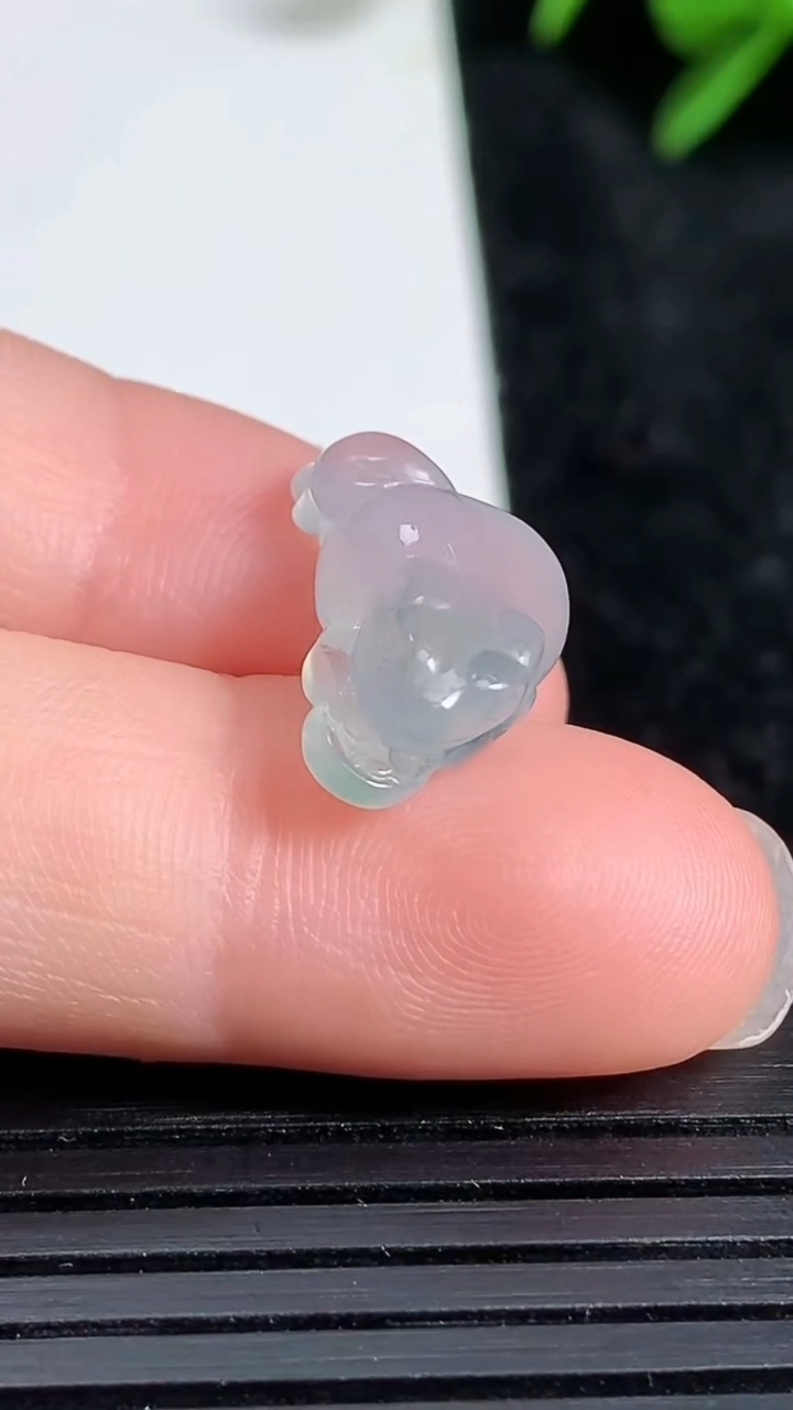 天然A货翡翠飘花金蟾吊坠尺寸17.1-8.7-5.8重量:1.62g
3月23日