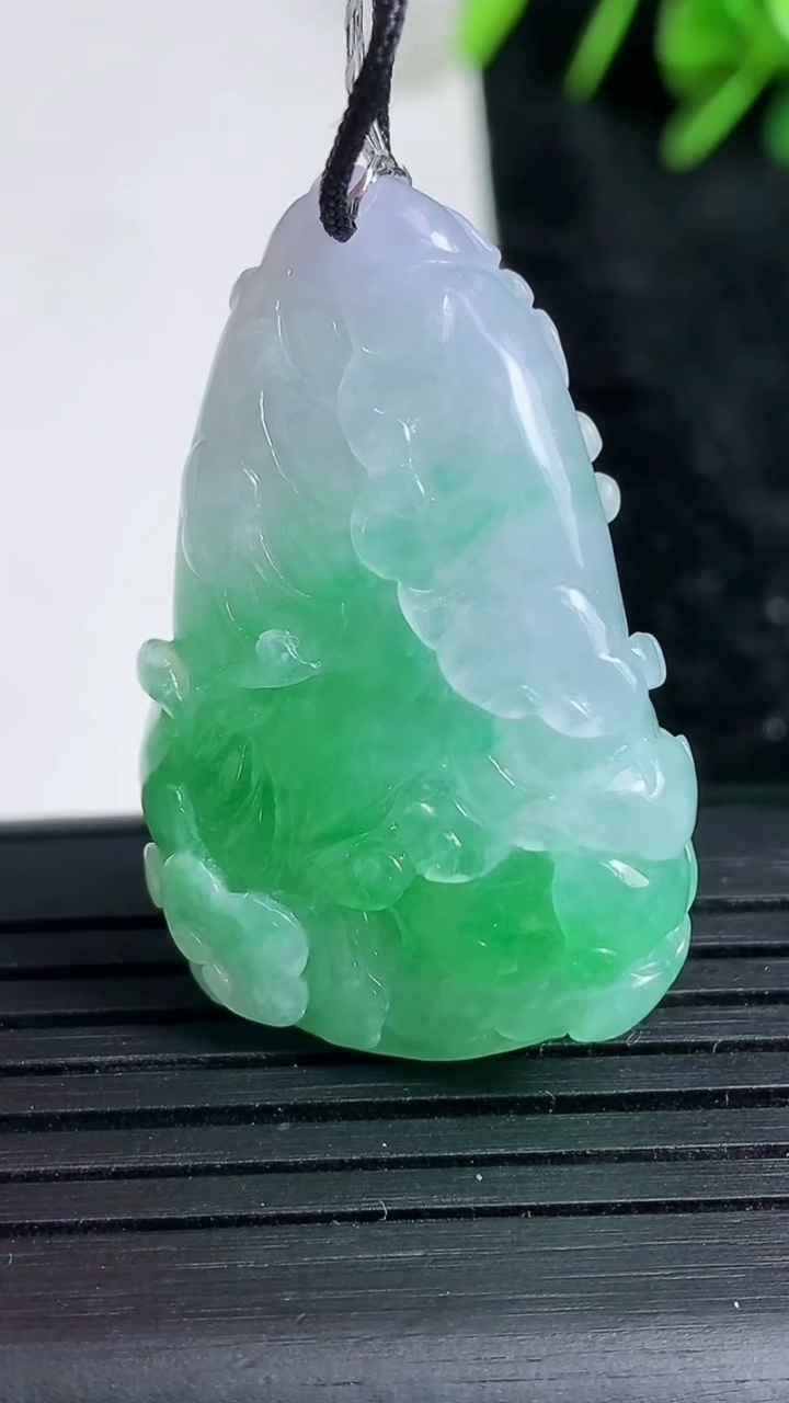 天然A货翡翠白菜吊坠尺寸36.6-23.7-11.4重量:15.28g
3月23日