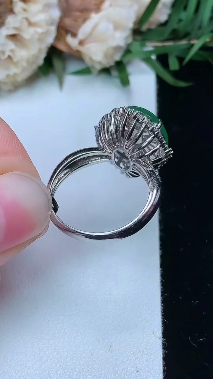 天然A货翡翠蛋面戒指，尺寸17-12.8-11.6，重量:5.66g2026年3月23日
工厂直销收藏佳品,种好水足，色泽均匀，有种有色，上手高大气！