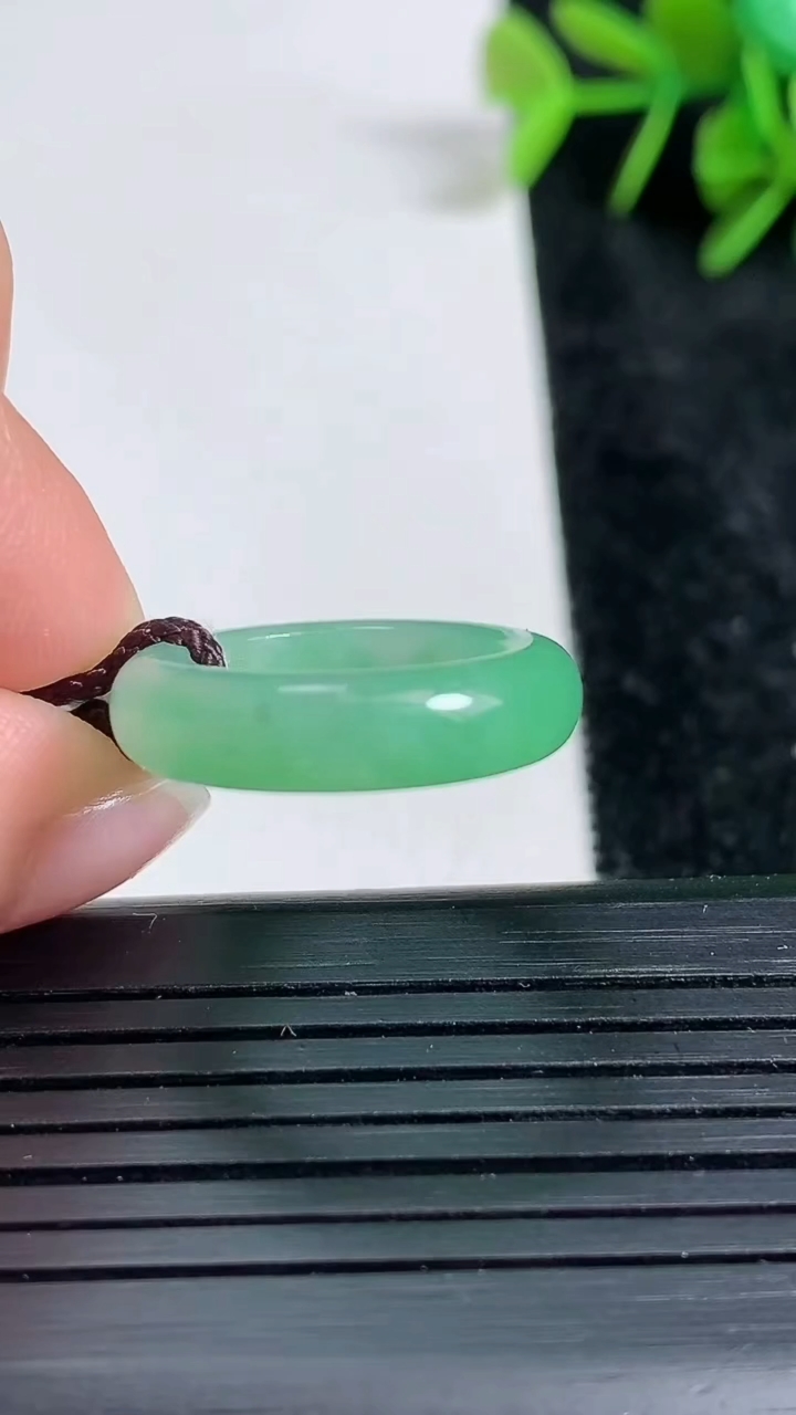 天然A货翡翠指环戒指尺寸15-5.1-3.4重量:2.98g2026年3月23日
工厂直销收藏佳品,种好水足，色泽均匀，有种有色，上手高大气！