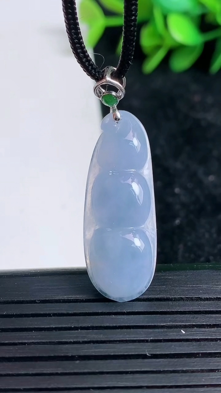 天然A货翡翠18K金紫罗兰福豆吊坠尺寸32-11.9-4.9重量:3.27g
3月23日