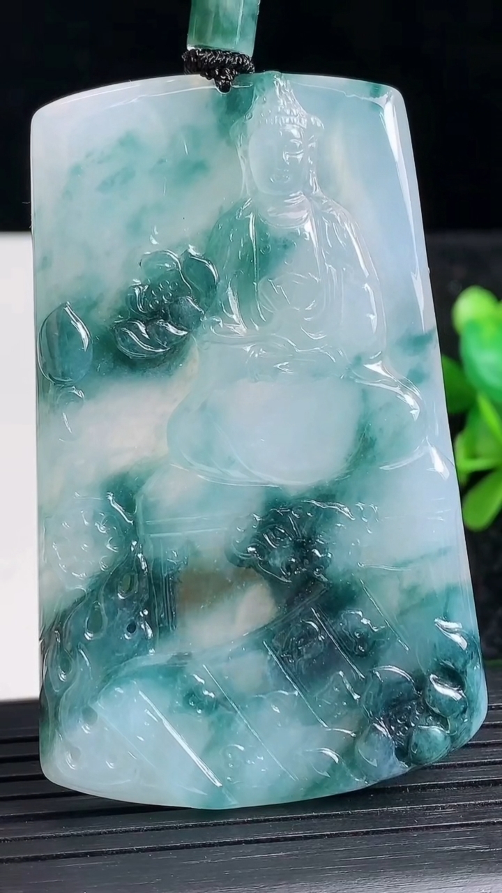 天然A货翡翠飘花大势至菩萨吊坠尺寸68.1-42.2-5.6重量:43.98g
3月23日