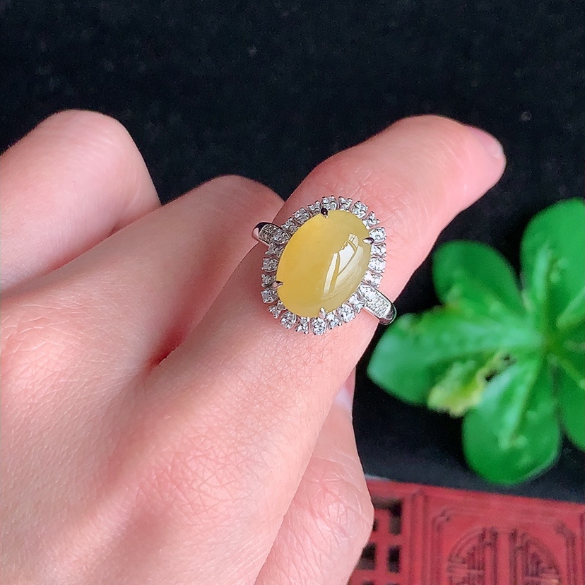 天然A货翡翠18K金伴钻镶嵌黄翡蛋面戒指 圈口17.5裸石
尺寸12.3-8.8mm 重量4.60g 0322