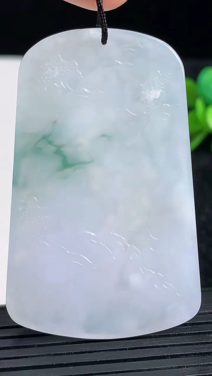 天然A货翡翠牌吊坠尺寸58.9-37.3-5.4重量:28.32g
3月23日