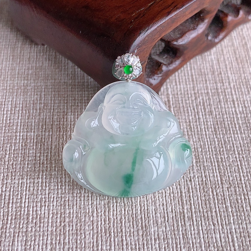 天然A货翡翠18K金扣头飘花佛公吊坠 
尺寸31.3-25-27.7-5.6mm 重量6.48g 0322