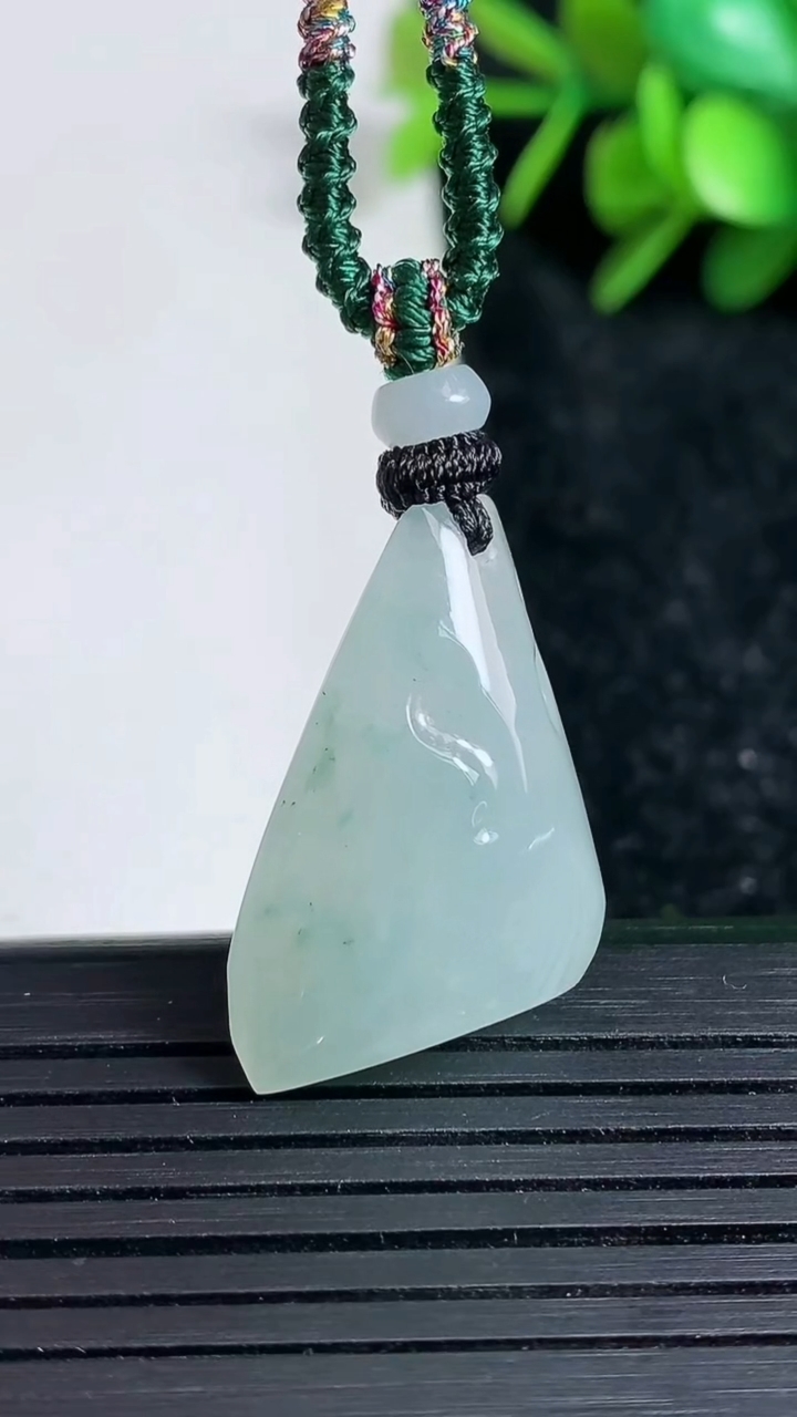 天然A货翡翠飘花原石吊坠尺寸26.4-17.9-8.6重量:7.42g
3月23日