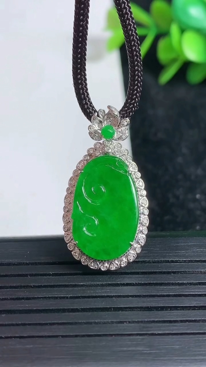 天然A货翡翠如意吊坠尺寸29.9-15.9-5.9裸石19.1-12.2重量:3.38g
3月23日