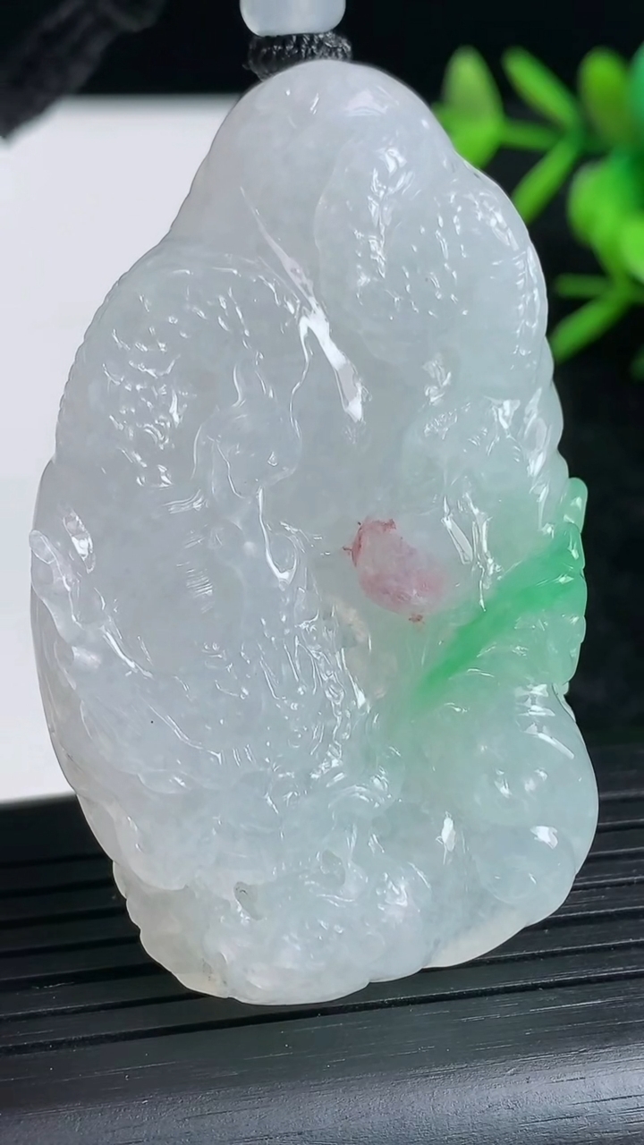 天然A货翡翠龙牌吊坠尺寸58.7-33-11.2重量:45.83g
3月23日