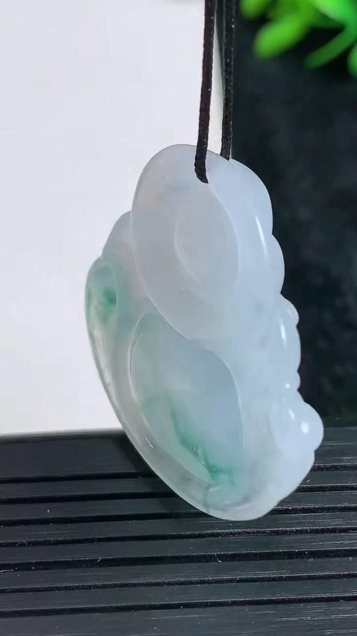 天然A货翡翠种飘花佛公吊坠尺寸32.4-35.1-6.3重量:10.36g
3月23日