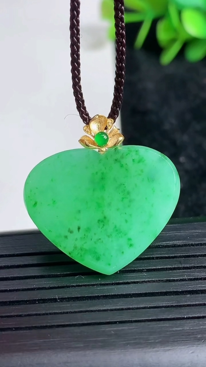 天然A货翡翠爱心吊坠尺寸27.4-27.5-3.8重量:5.88g
3月23日
