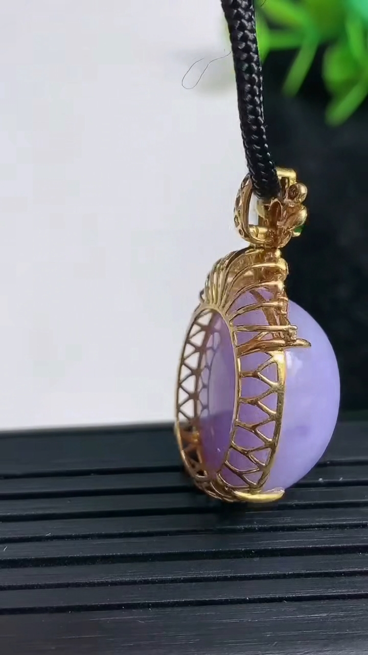 天然A货翡翠18K金紫罗兰蛋面吊坠尺寸31.6-19.9-18.1-12.6重量:9.09g
3月23日