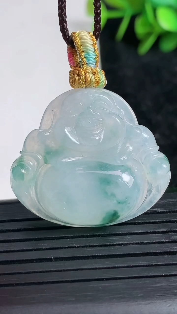 天然A货翡翠飘花佛公吊坠尺寸28-32.4-6.5重量:9.24g
3月23日