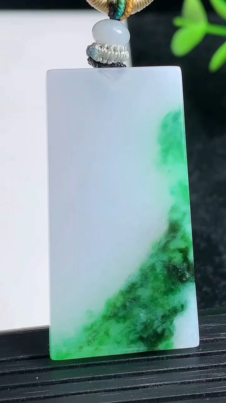 天然A货翡翠无事牌吊坠尺寸42.8-22.-3.6重量:14.75g
3月23日