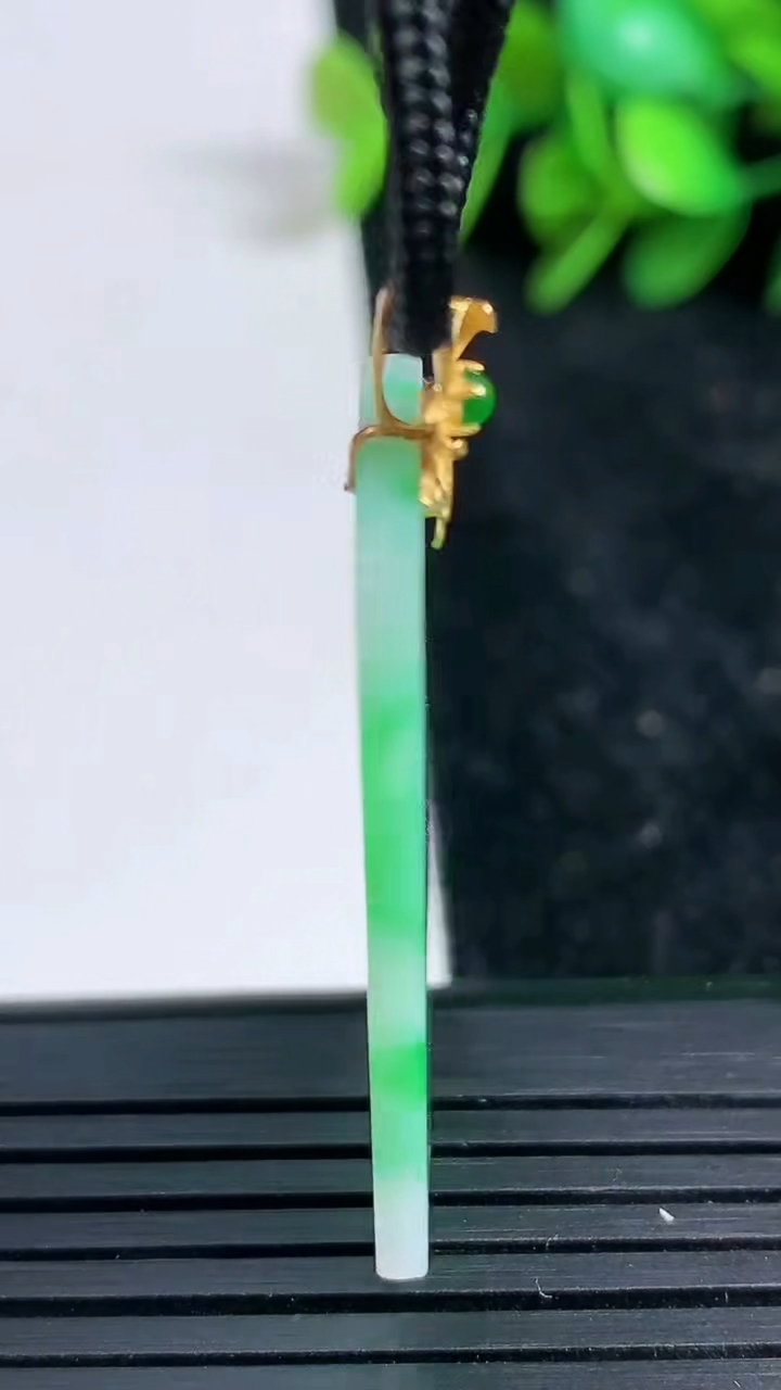 天然A货翡翠无事牌吊坠尺寸36.8-19.9-2.2重量:5.04g
3月23日