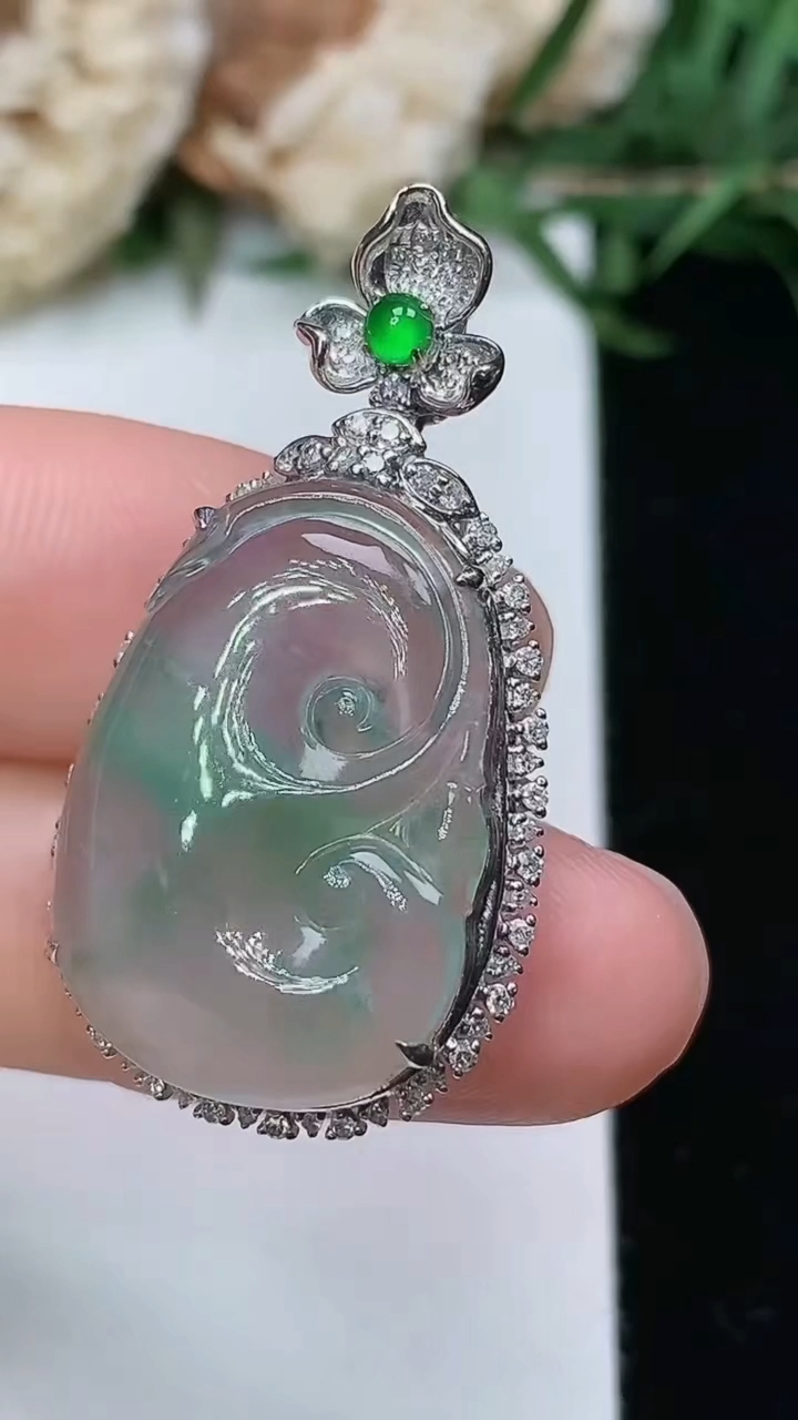 天然A货翡翠如意吊坠，尺寸34.2-18.4-8.3，裸石21.8-15.5，重量:4.02g
3月23日