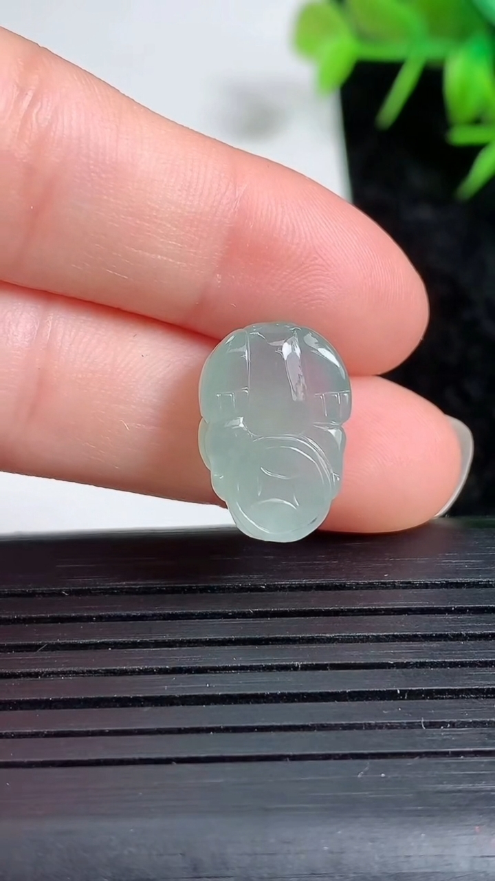 天然A货翡翠貔貅吊坠尺寸16.1-10.2-6.2重量:2.49g
3月23日