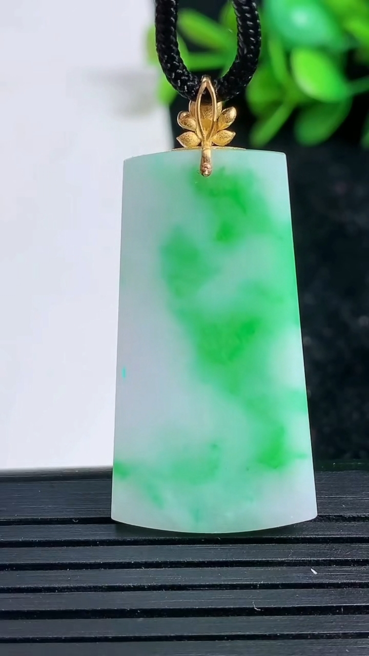 天然A货翡翠无事牌吊坠尺寸36.8-19.9-2.2重量:5.04g
3月23日