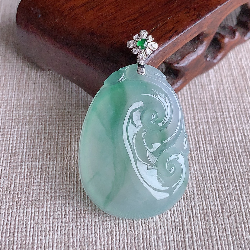 天然A货翡翠18K金镶嵌飘花如意吊坠 
尺寸42.2-34.6-25-6mm 重量10.68g 0322