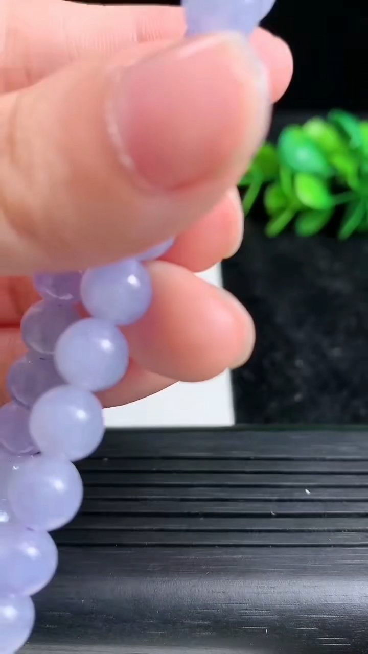 天然A货翡翠紫罗兰圆珠手串尺寸7.2-23颗重量:17.00g3月23日
工厂直销收藏佳品,种好水足，色泽均匀，有种有色，上手高大气！