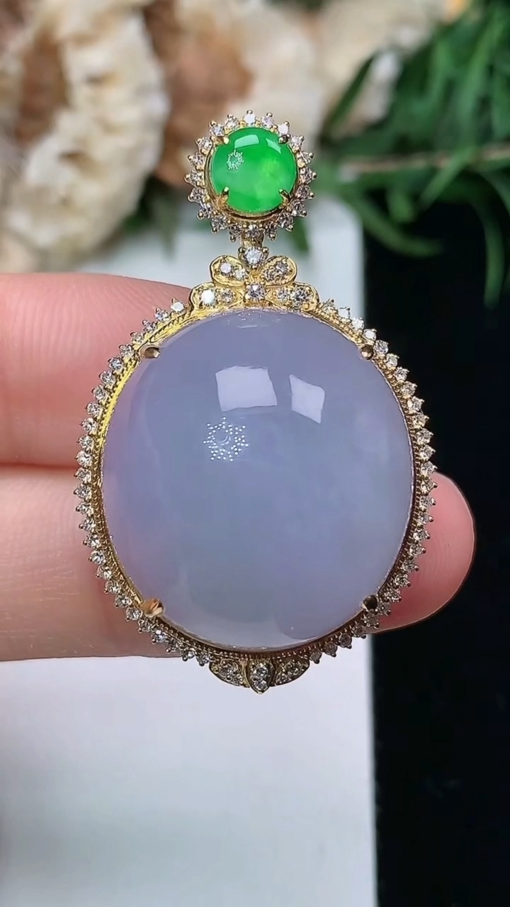 天然A货翡翠紫罗兰蛋面吊坠，尺寸36.3-22.8-13.8，裸石21-19，重量:9.85g
3月