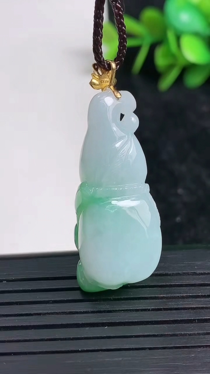 天然A货翡翠葫芦吊坠尺寸36.3-14.6-12.1重量:11.12g
3月23日