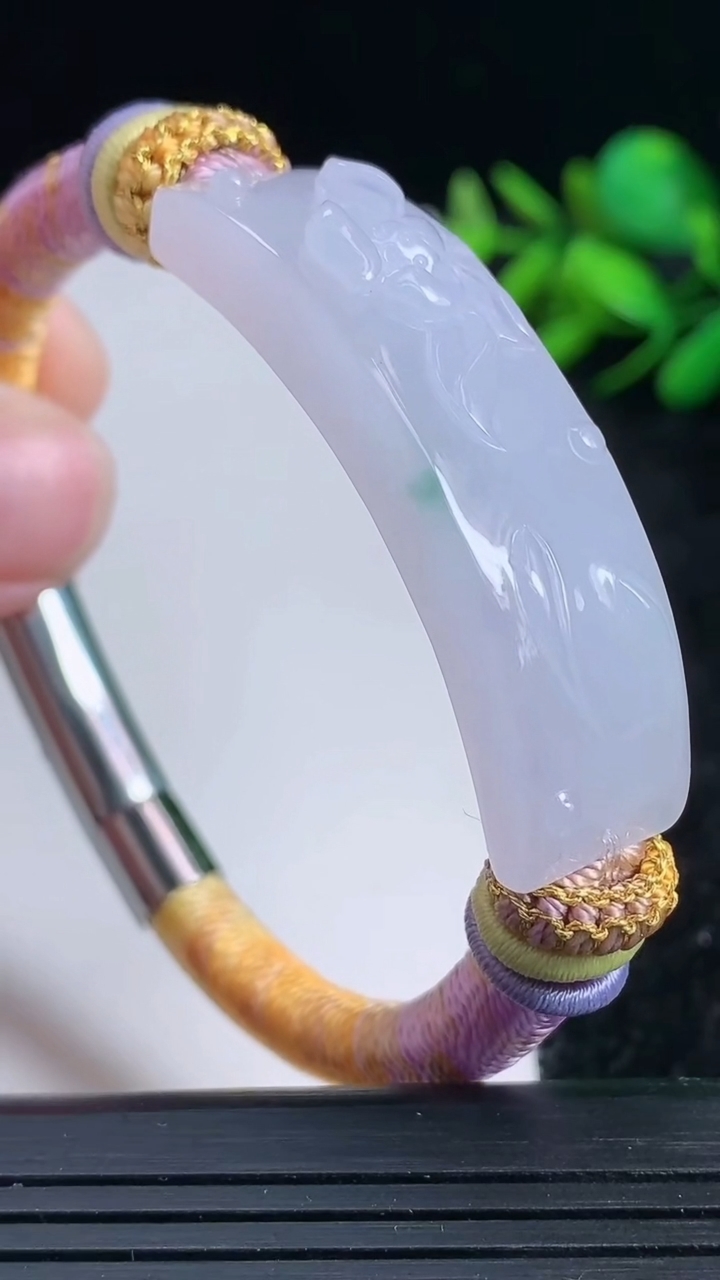 天然A货翡翠飘花和和美美 荷叶鱼手牌尺寸45.8-13.6-8.9重量:24.34g
3月23日