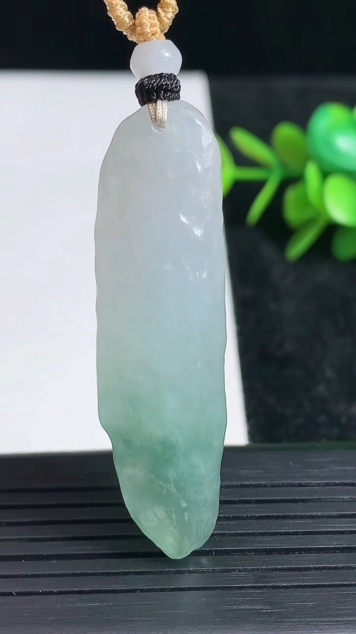 天然A货翡翠飘花原石吊坠尺寸51.5-14.2-8.7重量:13.01g
3月23日