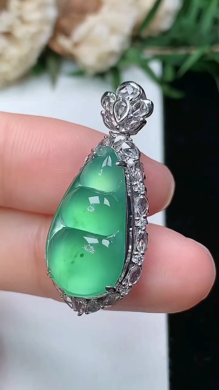 天然A货翡翠福豆吊坠，尺寸31.5-13.7-10.3，裸石19.5-10.7，重量:4.87g
3月23日