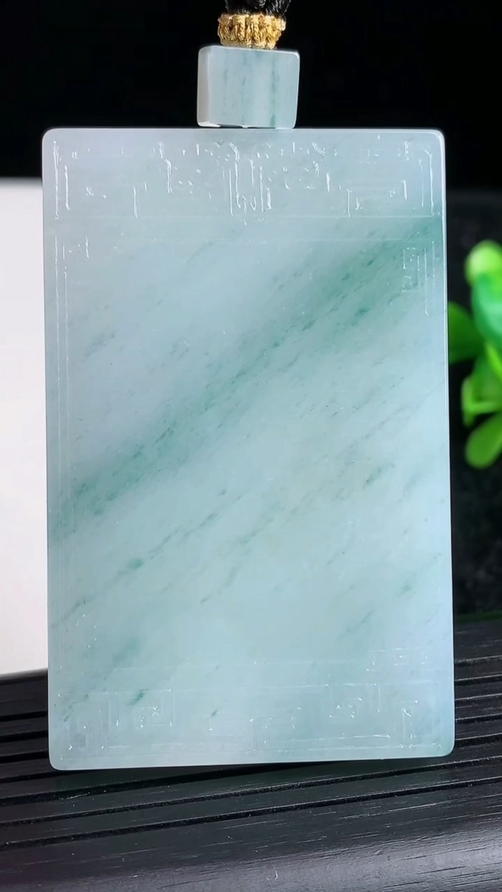 天然A货翡翠飘花仿古无事牌吊坠尺寸60.5-38.5-6.1重量:64.87g
3月23日