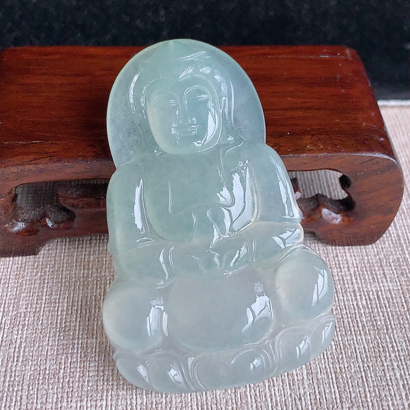 天然A货翡翠晴水大件正装观音吊坠 
尺寸64-41-5.6mm 重量26.42g 0322