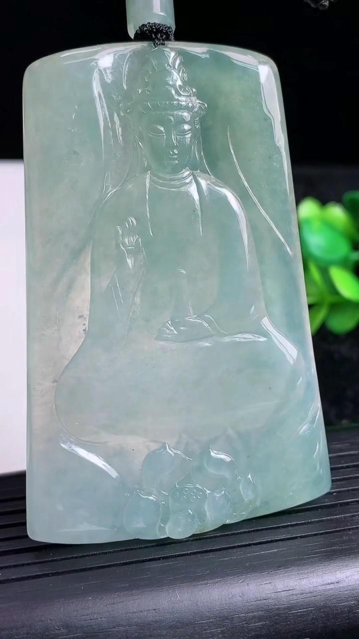 天然A货翡翠观音菩萨吊坠尺寸73.1-47.8-6.1重量:52.19g
3月23日