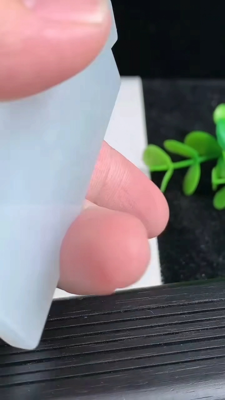 天然A货翡翠无事牌吊坠尺寸65.8-37.8-6.6重量:53.71g
3月23日