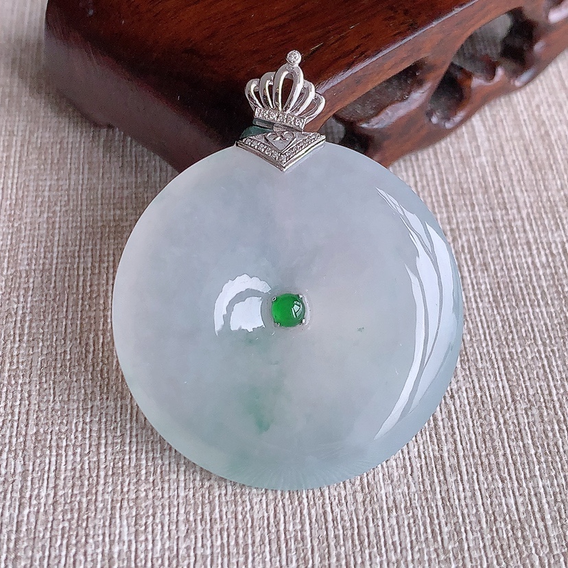 天然A货翡翠18K金镶嵌飘花大件平安扣吊坠 
尺寸46.5-37.4-6.3mm 重量19.60g 0322