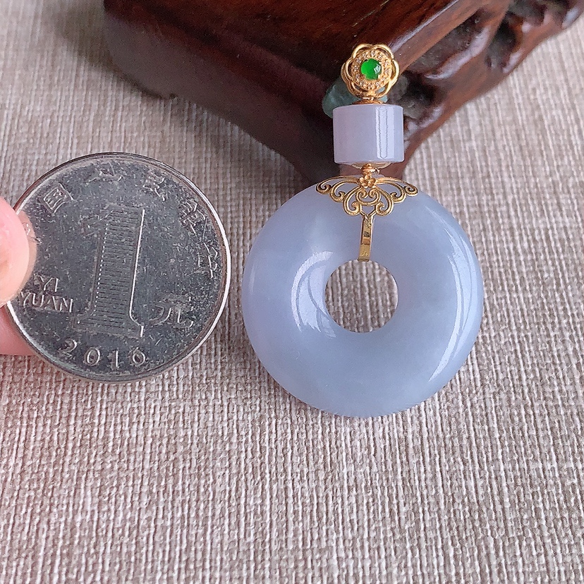 天然A货翡翠18K金镶嵌紫罗兰平安环吊坠 
尺寸41.3-26.6-5.5mm 重量9.82g 0322