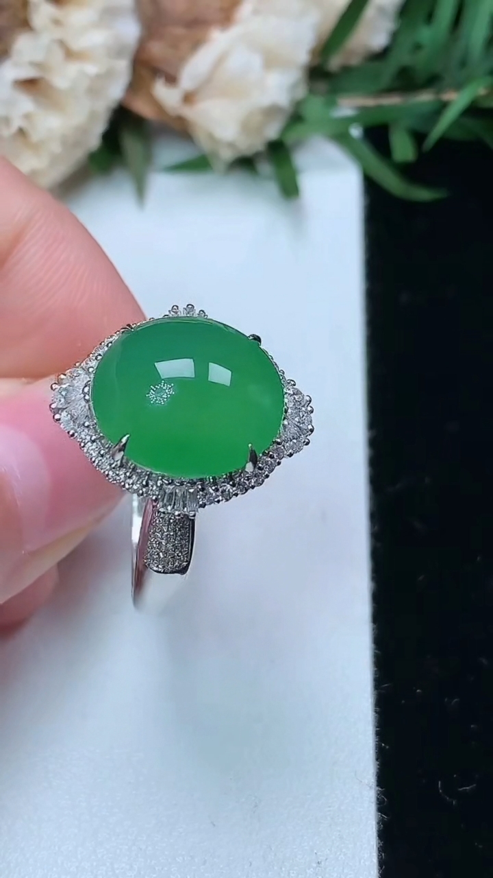 天然A货翡翠蛋面戒指，尺寸17-12.8-11.6，重量:5.66g2026年3月23日
工厂直销收藏佳品,种好水足，色泽均匀，有种有色，上手高大气！