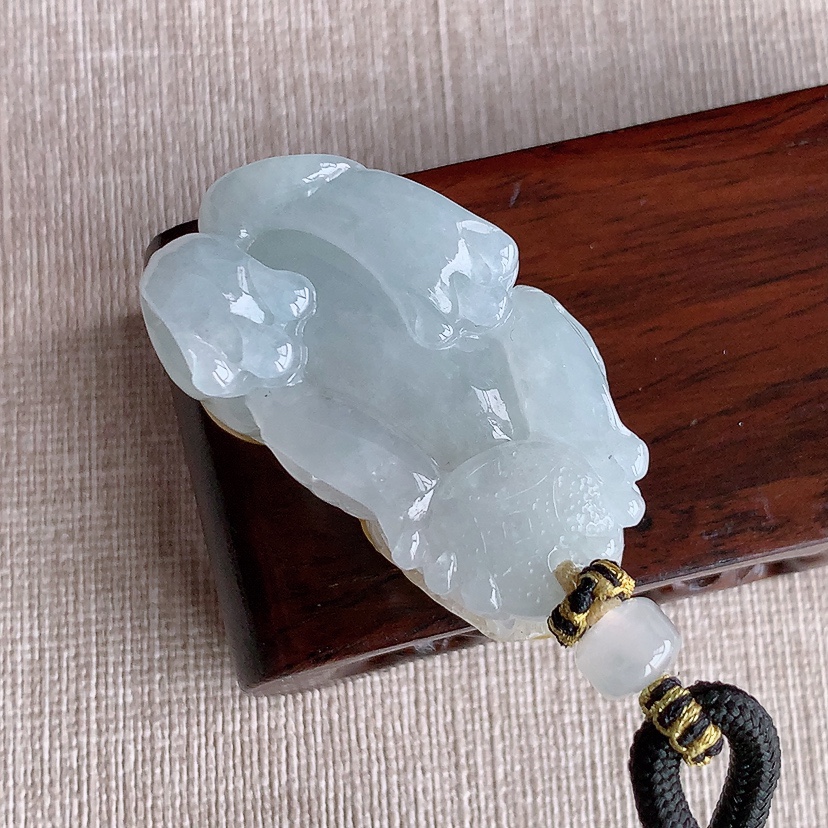 天然A货翡翠飘黄翡招财貔貅吊坠 
尺寸43.6-25-18mm 重量45.00g 0322