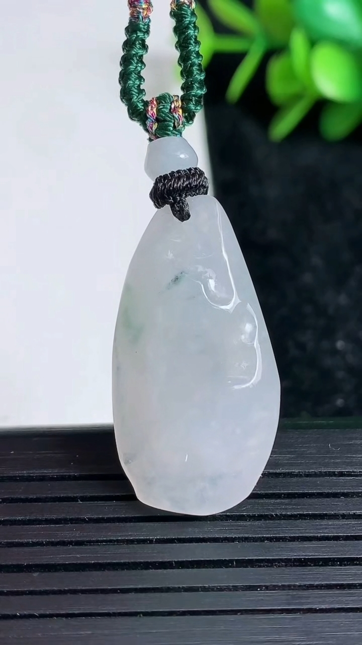 天然A货翡翠飘花原石吊坠尺寸30.8-16.5-8.3重量:8.09g
3月23日