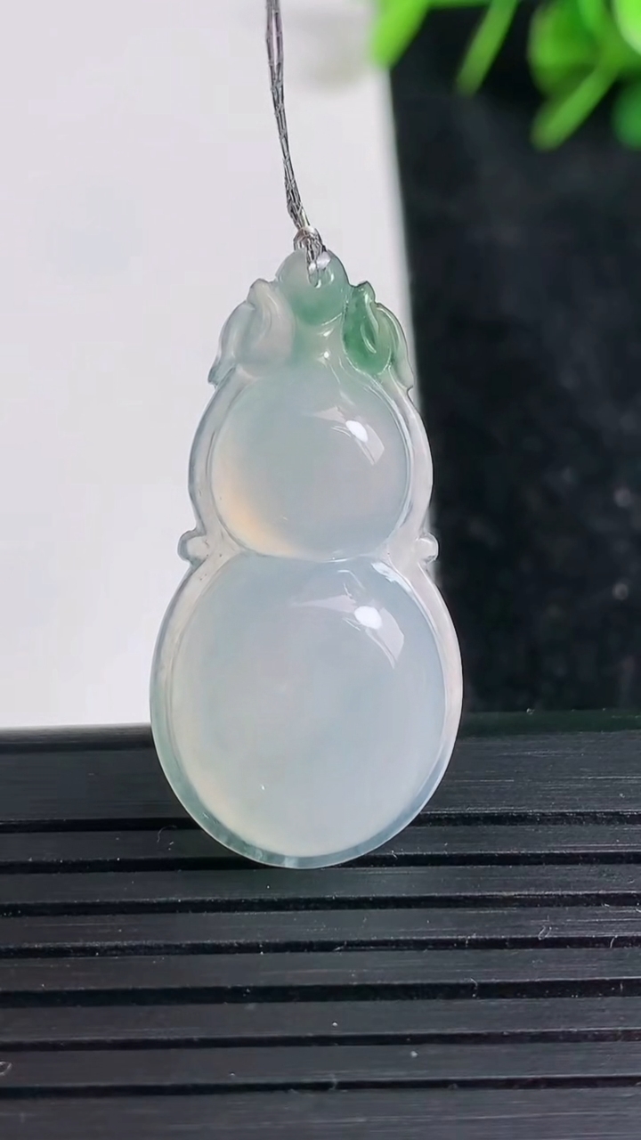 天然A货翡翠葫芦吊坠尺寸32.6-16.5-6.1重量:5.15g
3月23日