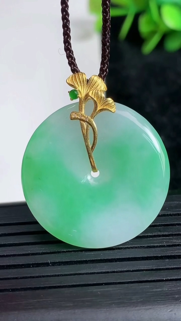 天然A货翡翠平安扣吊坠尺寸28.5-4.2重量:8.11g
3月23日