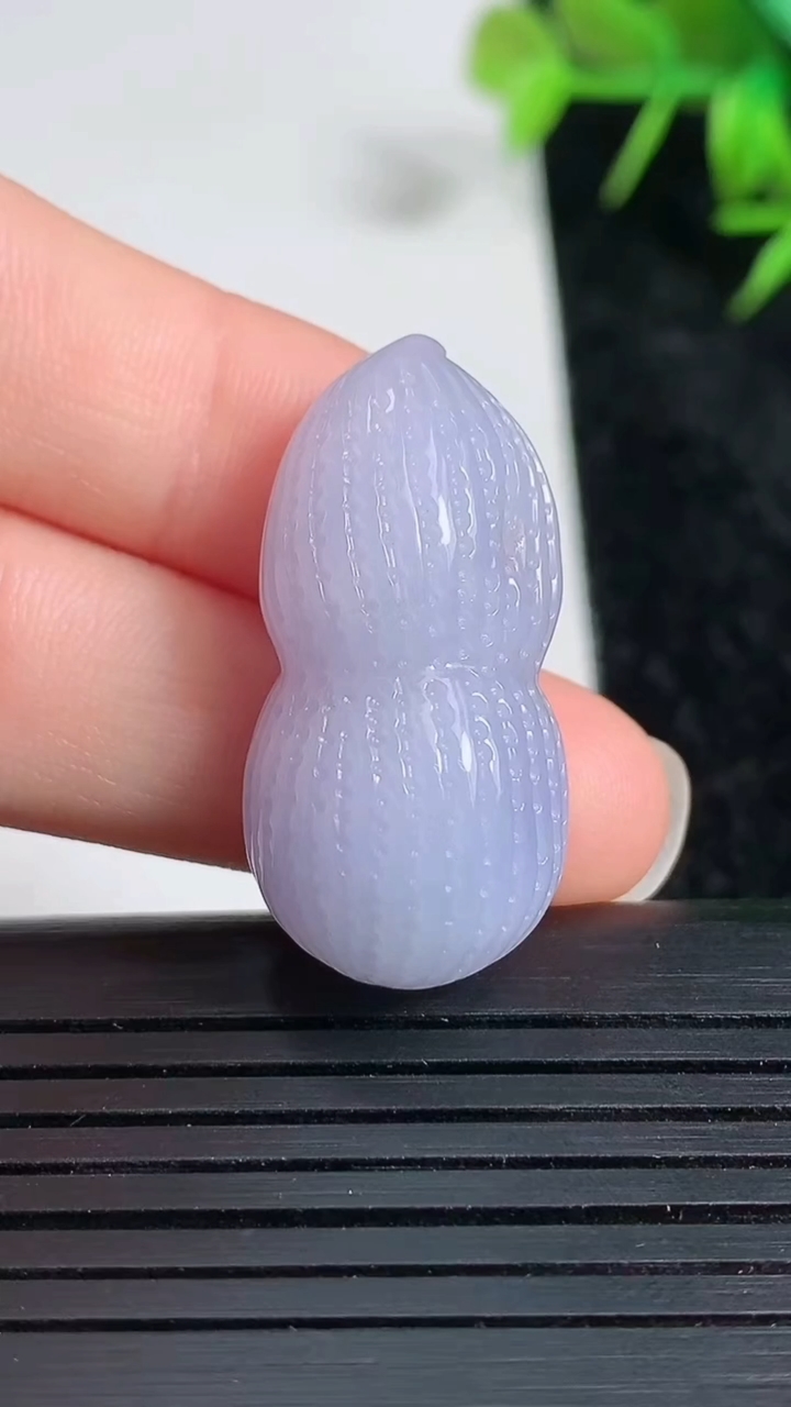 天然A货翡翠紫罗兰花生吊坠尺寸30.3-15.3-11.1重量:9.30g
3月23日