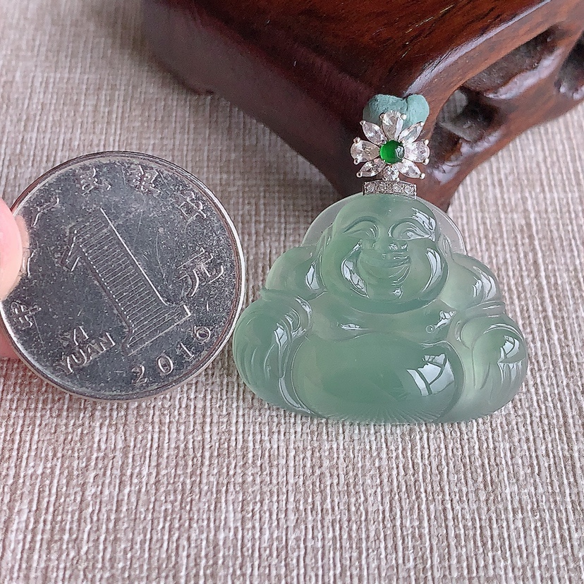 天然A货翡翠18K金伴钻镶嵌晴水一刀切佛公吊坠 
尺寸31.5-23-30-5.3mm 重量6.58g 0322