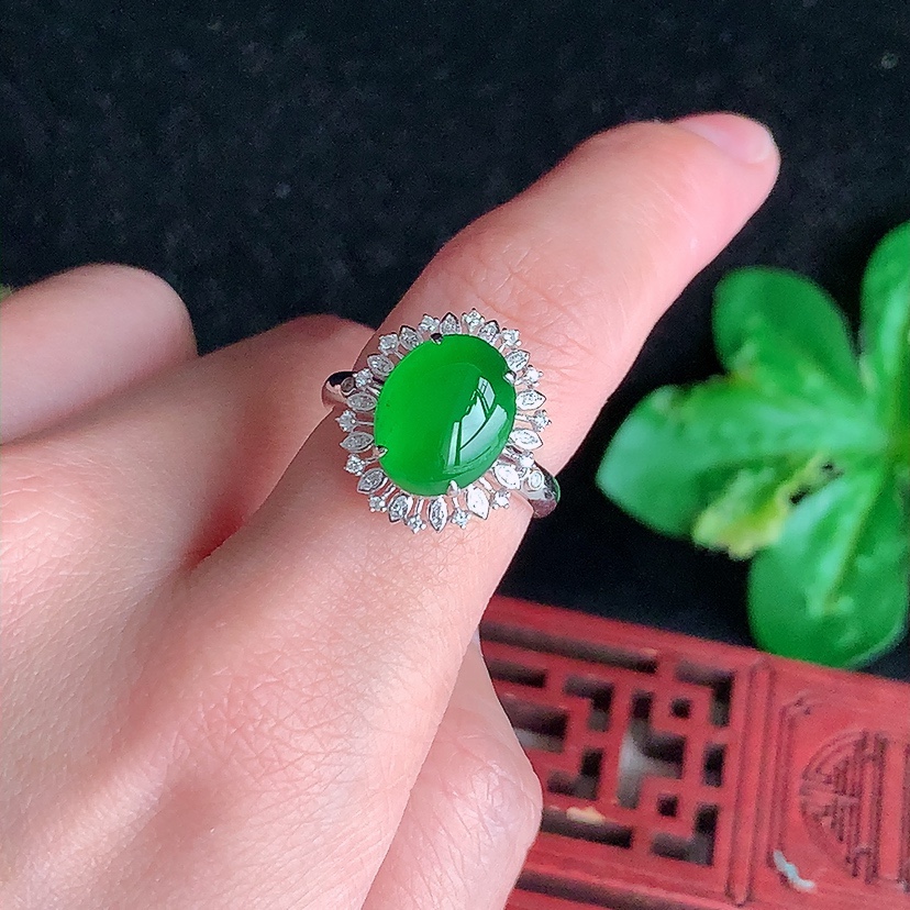 天然A货翡翠18K金伴钻镶嵌满绿蛋面戒 圈口17.4裸石
尺寸11.8-9.3mm 重量3.60g 0322