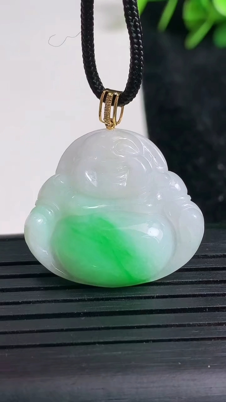 天然A货翡翠佛公吊坠尺寸24.7-27.9-5.8重量:6.03g
3月23日