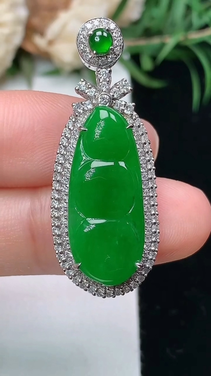 天然A货翡翠福豆吊坠，尺寸36-14-7.7，裸石22.5-9.5，重量:4.67g
3月23日