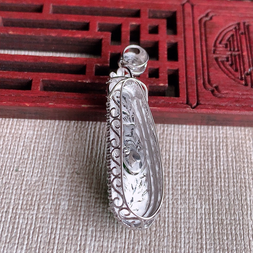 天然A货翡翠18K金伴钻镶嵌阳绿四季豆福豆平安豆吊坠 
尺寸40.2-12-9.3裸石27-8.4m