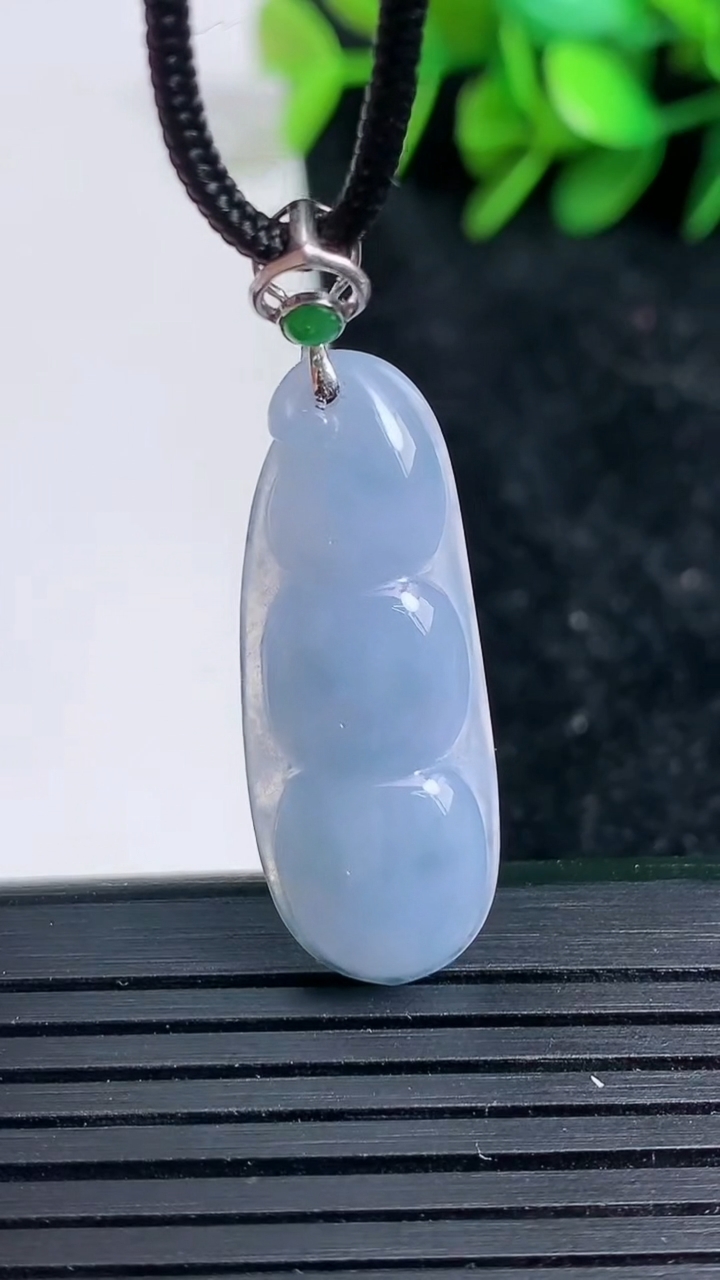 天然A货翡翠18K金紫罗兰福豆吊坠尺寸32-11.9-4.9重量:3.27g
3月23日