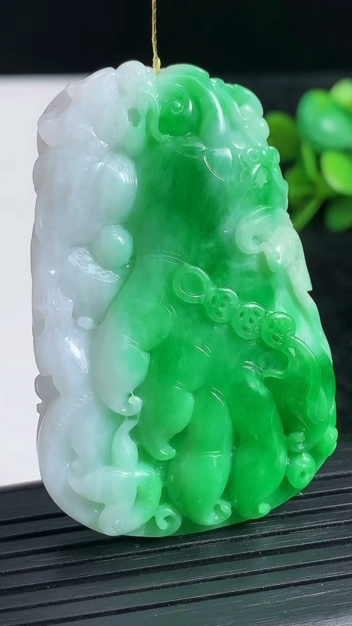 天然A货翡翠佛手瓜吊坠尺寸55.6-36.9-6.5重量:27.88g
3月23日