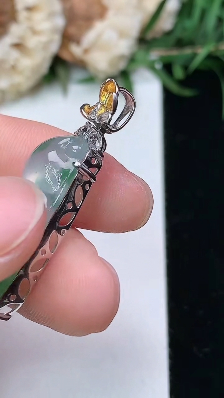 天然A货翡翠福豆吊坠，尺寸27-13-8，重量:4.69g
3月23日