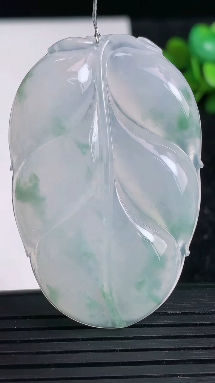 天然A货翡翠种飘花金枝玉叶 叶子吊坠尺寸52.6-34.8-6重量:20.87g
3月23日